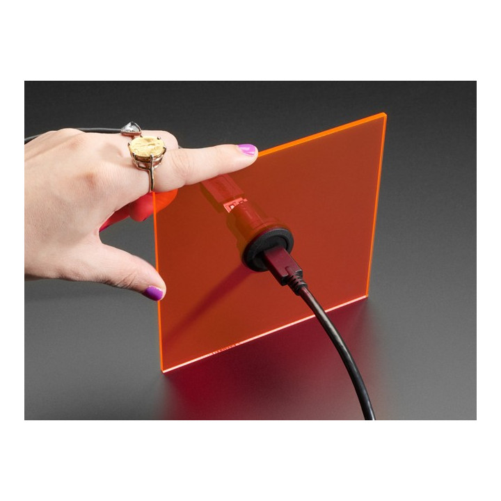Exemple d'utilisation de l'adaptateur pour châssis USB C vers USB A femelle