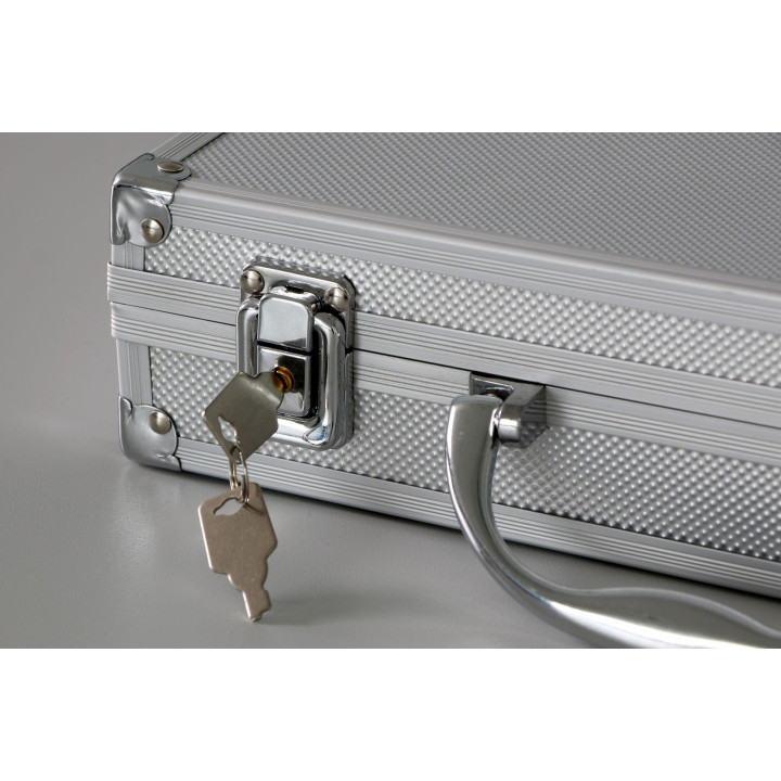 Fermeture à clef de la mallette de rangement en aluminium P 7255