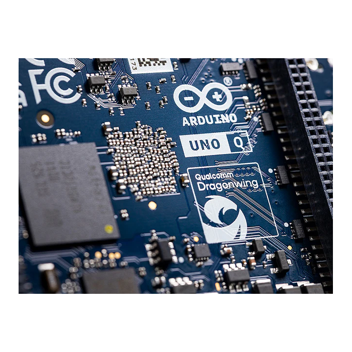 Gros plan de l'arduino UNO Q ABX00162 version 4 Go