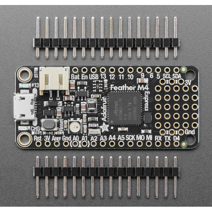 Le module Feather M4 Express avec ATSAMD51 et ses connecteurs