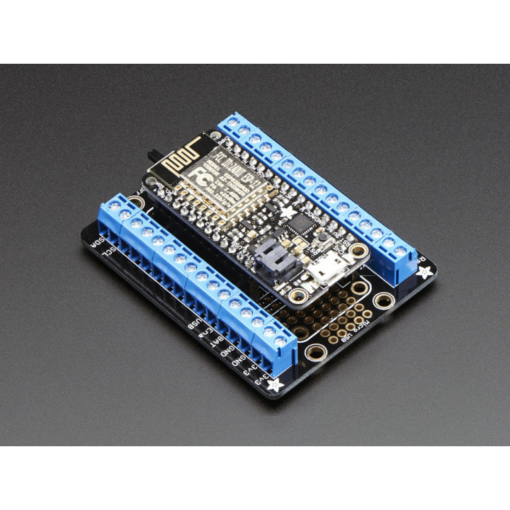 Vue de la platine Terminal Block Breakout avec un module Feather (non livré)