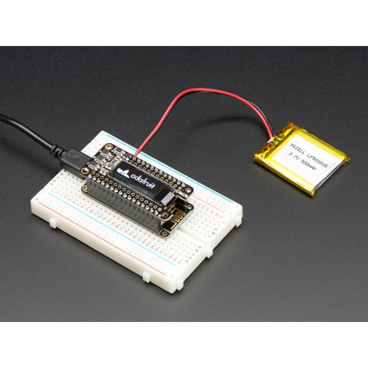 Exemple d'utilisation du module FeatherWing OLED (les autres accessoires représentés ne sont pas livrés)