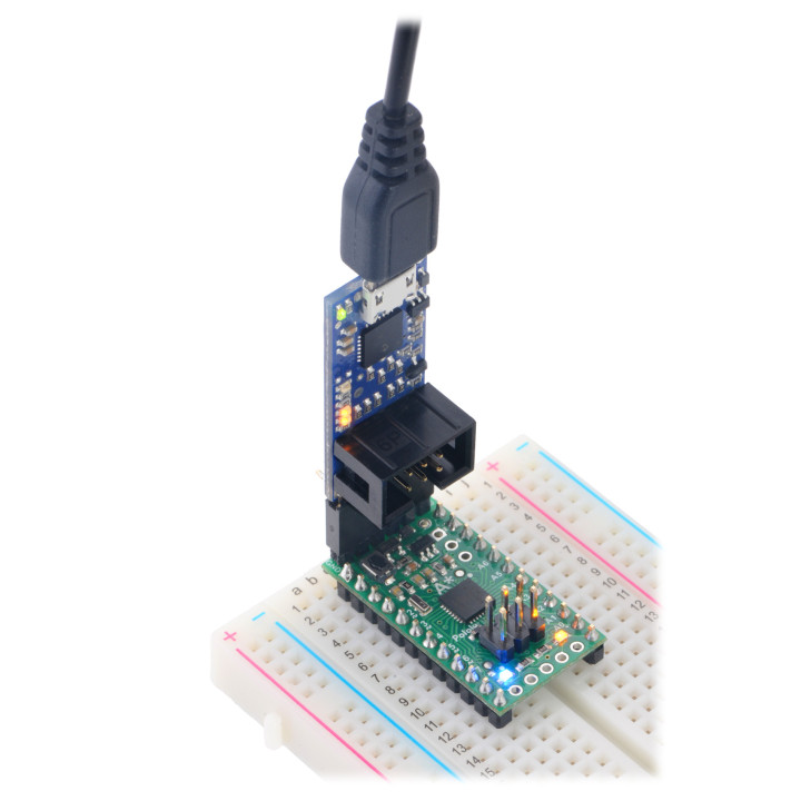 Vue de la carte A-Star 328PB Micro avec un programmateur externe (non livré)