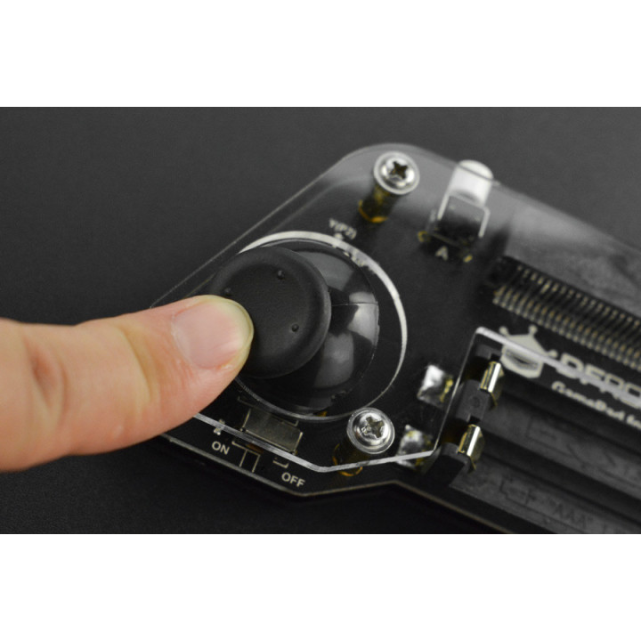 Gros plan sur le joystick du micro:GamePad (V4.0) DFR0536 pour micro:bit