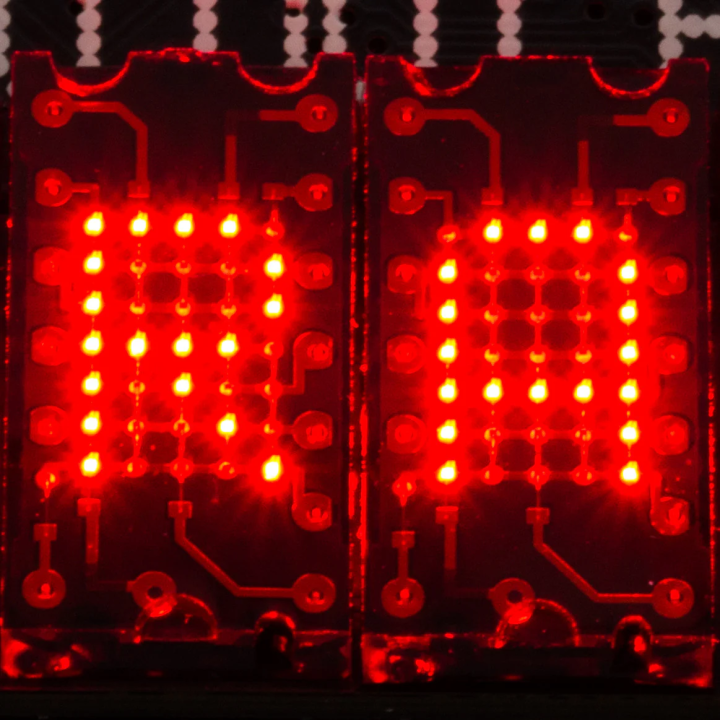 Gros plan sur les digits du kit Micro Dot pHAT (rouge) pour Raspberry