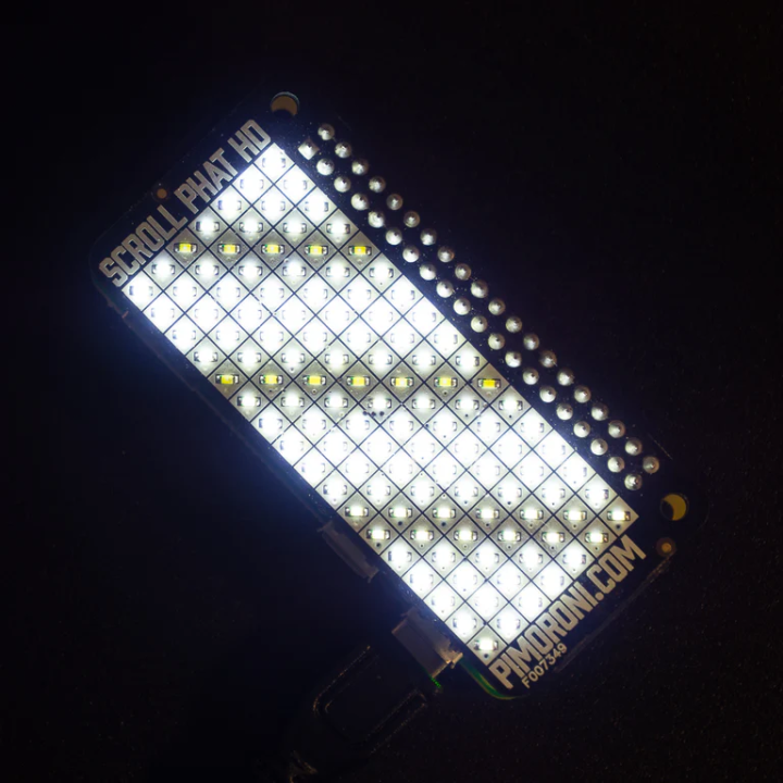 Vue en fonctionnement du module Pimoroni Scroll pHAT HD pour Raspberry