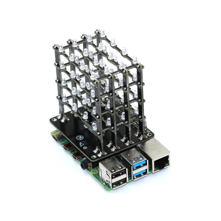 Gros plan sur le Shield HAT PiCube 3D à leds monté sur une carte Raspberry (non livrée)