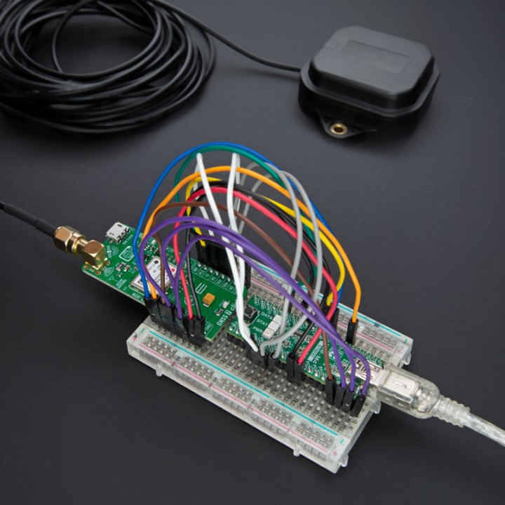 Exemple d'utilisation du module GNSS 7 click avec une breadboard