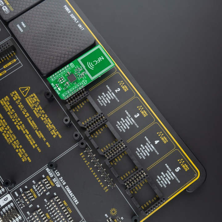 Utilisation sur une carte Mikroelektronika du transceiver NFC 2 Click PN7150 - MIKROE-4309