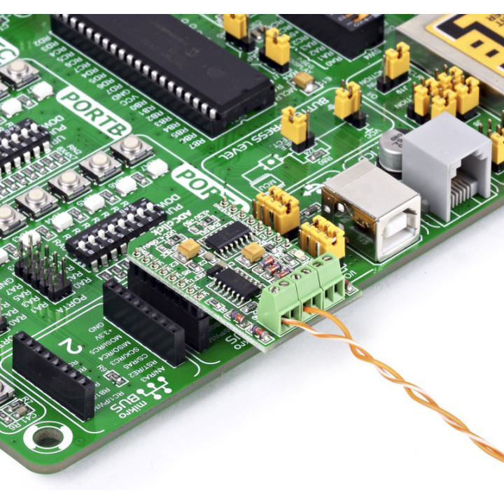 Exemple d'utilisation du convertisseur 4 entrées ADC Click Board - MIKROE-922