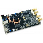 Vue de côté de la carte SoC Zynq-7000 Eclypse Z7 équipée de modules Zmod Vue de côté de la carte SoC Zynq-7000 Eclypse Z7 équipée de modules Zmod