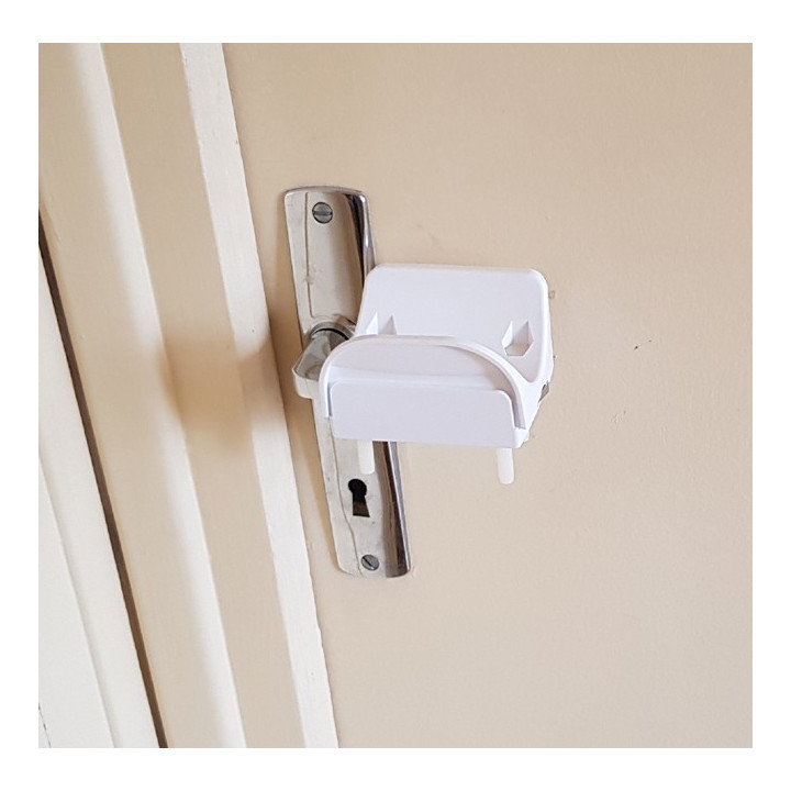 Exemple d'utilisation de la poignée de porte mains libres Covid-19