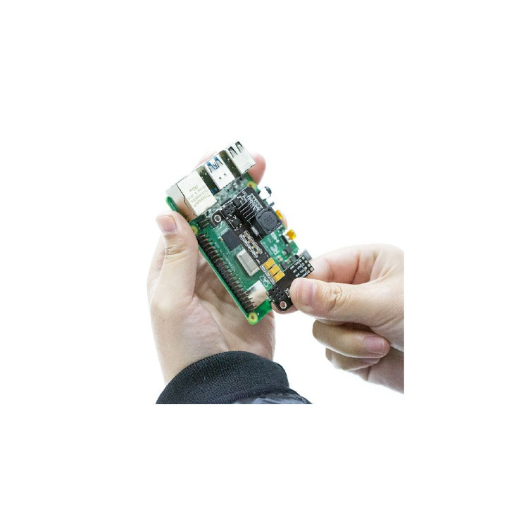 Enfichage duHAT PoE sur une Raspberry Pi 4