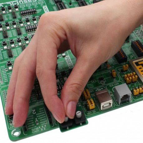 Utilisation du comparateur de tension Nano Power 2 Click MIKROE-3036