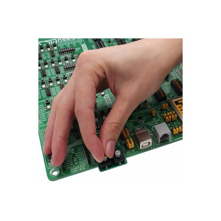 Utilisation du comparateur de tension Nano Power 2 Click MIKROE-3036