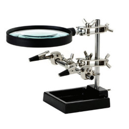 Troisième main avec loupe