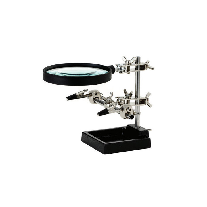 Troisième main avec loupe