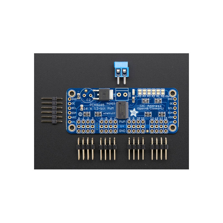 La platine Adafruit 815 Générateur PWM pour servomoteurs avec ses connecteurs