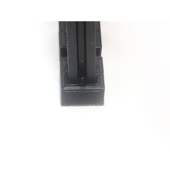 Exemple d'assemblage des pieds de finition MakerBeam 100472 en PLA sur un profilé en aluminium MakerBeam