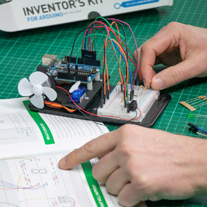 Exemple dt'utilisation du kit Inventor's kit Kitronik pour Arduino